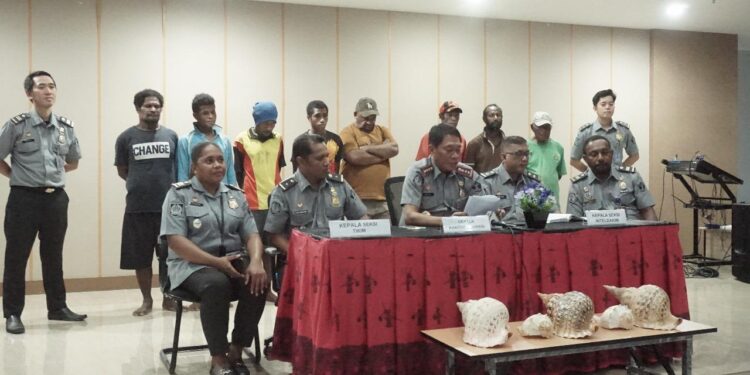 Langgar Aturan Keimigrasian Serta Membawa Barang Ilegal, 8 Warga Negara PNG Diamankan