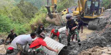 Satgas Yonif 721/Mks Bersama Warga Karya Bakti Perbaiki Jalan Lintas Tolikara-Puncak Jaya