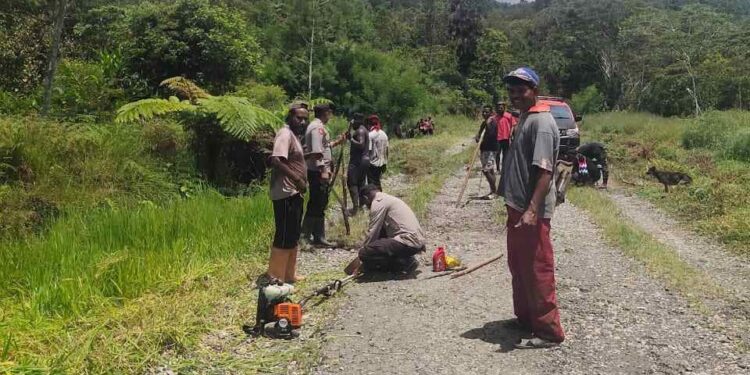 Polsek Bokondini Bersama Warga Bersihkan Jalan untuk Pelayanan Arus Balik Lebaran