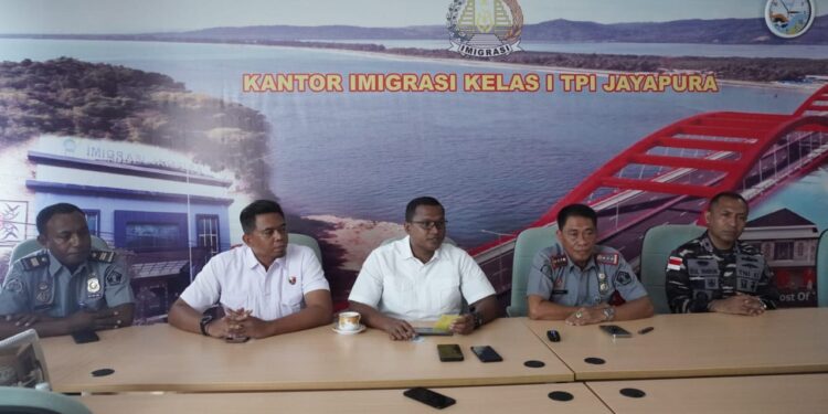 Kantor imigrasi kelas 1TPI Jayapura Serahkan Tersangka Pemalsuan Dokumen ke  Kepolisian.