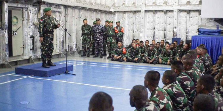 Kasrem 172/PWY Pimpin Upacara Pemberangkatan Latihan Pratugas Yonif 756/WMS