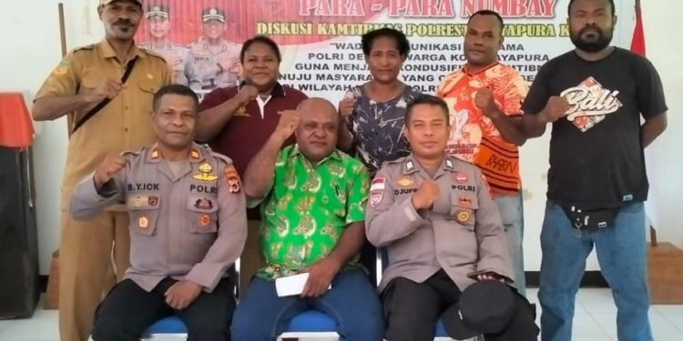 Tatap Muka Bersama Warga Kampung Yoka, Kapolsek Heram Bagikan Nomor Handphonenya untuk Quick Respon