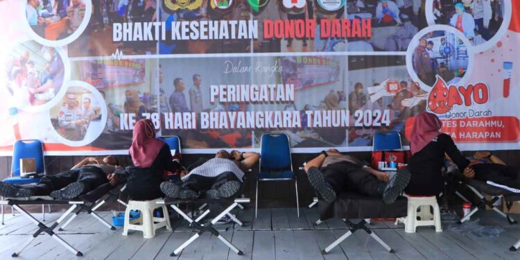 Polri dan PMI Jayapura Bekerjasama dalam Aksi Donor Darah Sambut HUT Bhayangkara Ke-78