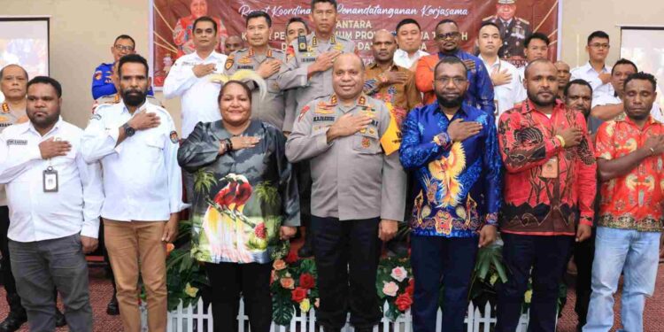 Kapolda Papua Hadiri Kegiatan Penandatanganan Perjanjian Kerjasama antara KPU Provinsi Papua Tengah
