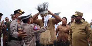 Tiba di Yapen Mathius D. Fakhiri Disambut Hangat Oleh Masyarakat