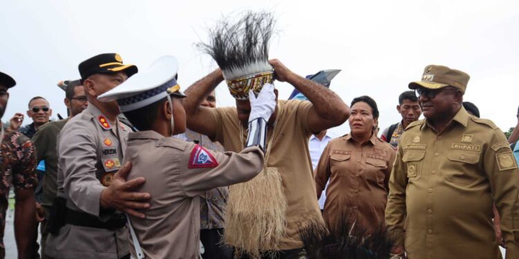 Tiba di Yapen Mathius D. Fakhiri Disambut Hangat Oleh Masyarakat