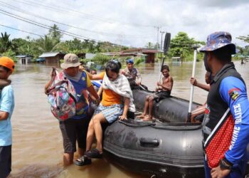 Personil Polres Sarmi Bergerak Cepat Membantu Warga Terkena Banjir