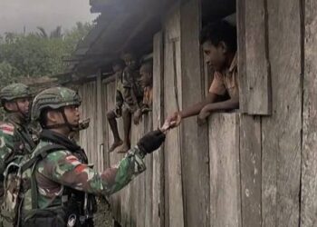 Satgas Yonif 614/RJP Pos Dabra Berikan Makanan Kepada Anak-Anak dan Periksa Kesehatan Kepada Masyarakat