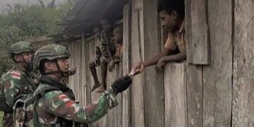 Satgas Yonif 614/RJP Pos Dabra Berikan Makanan Kepada Anak-Anak dan Periksa Kesehatan Kepada Masyarakat