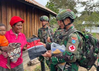 Peduli dan Cinta, Anggota TNI Membagikan Baju Kepada Warga Distrik Bolakme
