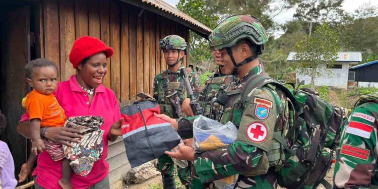 Peduli dan Cinta, Anggota TNI Membagikan Baju Kepada Warga Distrik Bolakme