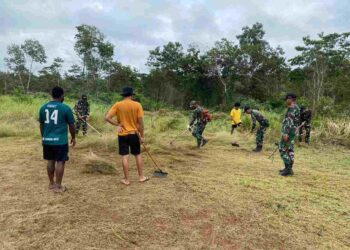 Bersama Masyarakat dan Mahasiswa KKN, Satgas Pamtas Yonif 726/TML Lakukan Karya Bakti Jelang HUT RI ke-79