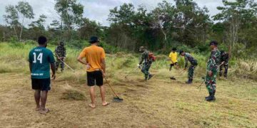 Bersama Masyarakat dan Mahasiswa KKN, Satgas Pamtas Yonif 726/TML Lakukan Karya Bakti Jelang HUT RI ke-79