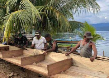 Selain Bangun Rumah, Satgas TMMD Kodim 1709/Yawa Juga Bantu Buat Perahu Nelayan