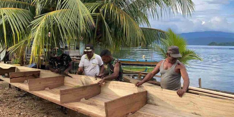 Selain Bangun Rumah, Satgas TMMD Kodim 1709/Yawa Juga Bantu Buat Perahu Nelayan