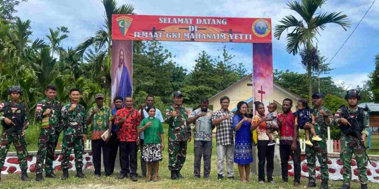 Pos Yetti Satgas Yonif 122/TS Nangun Gapura Gereja GKI Bersama Masyarakat