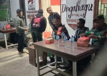 Jaga Kamtibmas, Babinsa Koramil Kota Laksanakan Patroli Sekaligus Sambingi Pos Ronda