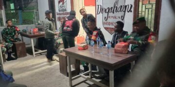 Jaga Kamtibmas, Babinsa Koramil Kota Laksanakan Patroli Sekaligus Sambingi Pos Ronda