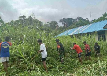 Sambut Tahun Ajaran Baru, Satgas Yonif 310/KK Ajak Pelajar Bersihkan Lingkungan Sekolah