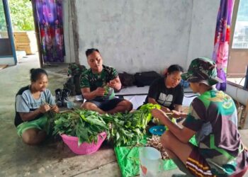 Ibu-ibu Kampung Perea Antusias Bantu Satgas TMMD KODIM 1709/Yawa Memasak