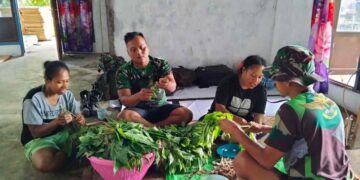 Ibu-ibu Kampung Perea Antusias Bantu Satgas TMMD KODIM 1709/Yawa Memasak