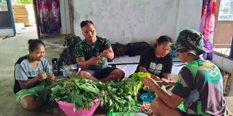 Ibu-ibu Kampung Perea Antusias Bantu Satgas TMMD KODIM 1709/Yawa Memasak