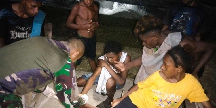 Bentuk Kepedulian Satgas Yonif 122/TS Beri Pertolongan Kepada Remaja Alami Cidera Sepak Bola