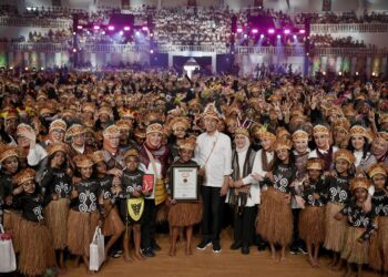 Disaksikan Jokowi Tarian Kolosal Anak-Anak Papua Pecahkan Rekor Muri