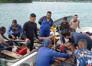 Bantu Ketersediaan Air Bersih Bagi Warga, Ditpolairud Polda Papua bersama PDAM Sambung Pipa Bawah Laut