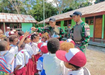 Tebar Kebahagian Kepada Siswa Sekolah Dasar di Perbatasan, TNI Berikan Alkitab dan Makanan Ringan