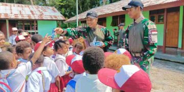 Tebar Kebahagian Kepada Siswa Sekolah Dasar di Perbatasan, TNI Berikan Alkitab dan Makanan Ringan