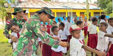 Menyambut Hari Kemerdakaan 17 Agustus, Satgas Yonif 122/TS Ajarkan Baris Berbaris Siswa SD di Perbatasan