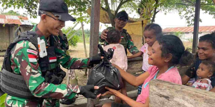 Ciptakan Hubungan yang Harmonis Satgas TNI Laksanakan Silaturahmi ke Warga Kampung Binaan