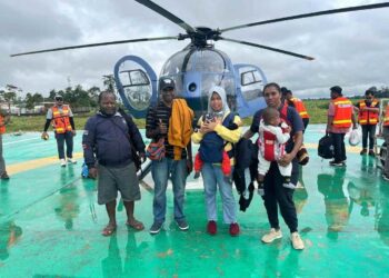 Kesaksian Pilot Geofrey Foster, saat akan mendarat di Distrik Alama