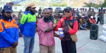 Satgas TNI Berikan Hadiah SIM Kepada Komunitas Tukang Ojek Lanny Jaya Pada HUT RI Ke-79