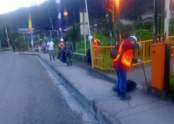 Jaga Lingkungan Tetap Bersih Koramil 1710-04/Tembagapura Bersama Kepolisian dan PT. Freeport Indonesia Gelar Karya Bakti