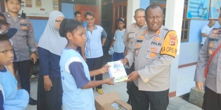 Kapolres Jayapura Serahkan Bantuan Kapolda Papua kepada SMP 1 Nimboran