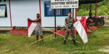 Babinsa Koramil Biak Kota Ajak Masyarkat Pasang Bendera Merah Putih