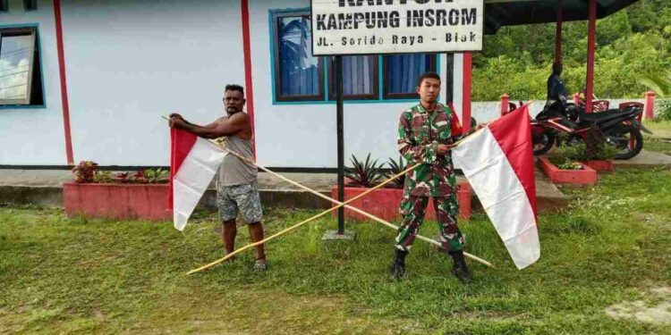 Babinsa Koramil Biak Kota Ajak Masyarkat Pasang Bendera Merah Putih
