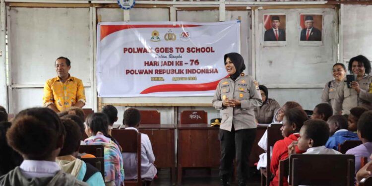 Personel Polwan Polres Mimika Bersama Ibu-ibu Bhayangkari Bagikan Paket Sembako dan Bhakti Kesehatan