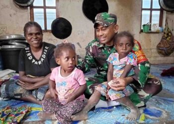 Jalin Keakraban Bersama Masyarakat, Babinsa Berikan Suapan Makan Kepada Putra-Putri Papua