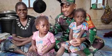 Jalin Keakraban Bersama Masyarakat, Babinsa Berikan Suapan Makan Kepada Putra-Putri Papua