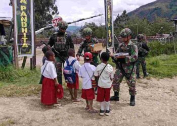 Anak-Anak Bergembira Serta Ceria Dapat Buku dan Alat Tulis Dari Bapak TNI di Distrik Pirime