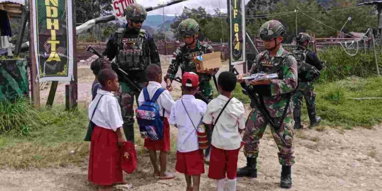 Anak-Anak Bergembira Serta Ceria Dapat Buku dan Alat Tulis Dari Bapak TNI di Distrik Pirime