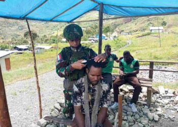 Warga Berbondong-bondong Datangi Ke Pos Satgas TNI Di Perbatasan : Ada Apa .?