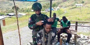 Warga Berbondong-bondong Datangi Ke Pos Satgas TNI Di Perbatasan : Ada Apa .?