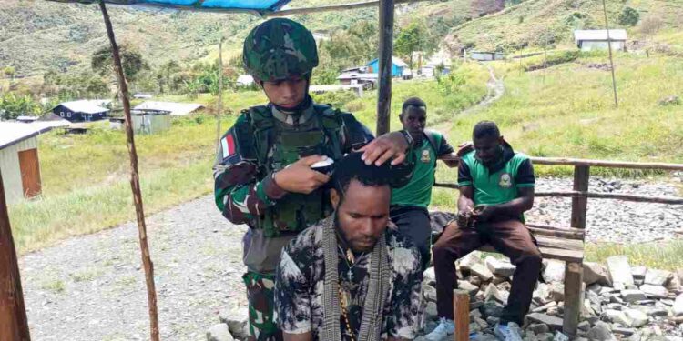 Warga Berbondong-bondong Datangi Ke Pos Satgas TNI Di Perbatasan : Ada Apa .?