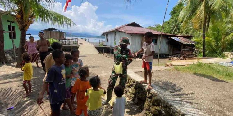 Bagikan Permen, Berbagi Kegembiraan Dengan Anak-Anak Perea