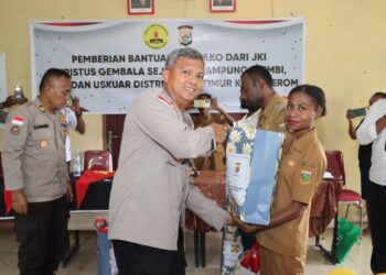 Kapolres Keerom Salurkan Bantuan Kasih dari JKI Kristus Gembala Sejadi Semarang Kepada Masyarakat Kab. Keerom