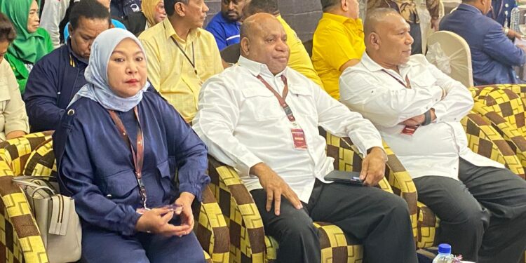 Jalani Debat Pertama, Cagub  MDF di Dampingi Sang  Istri Tercinta